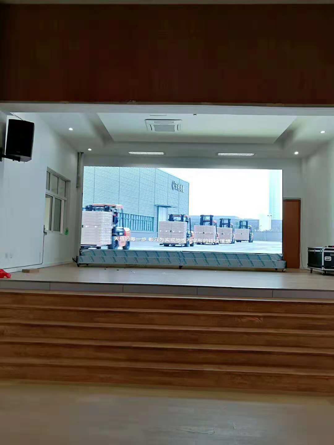浙江地板公司室內P2.5租賃顯示屏安裝完成